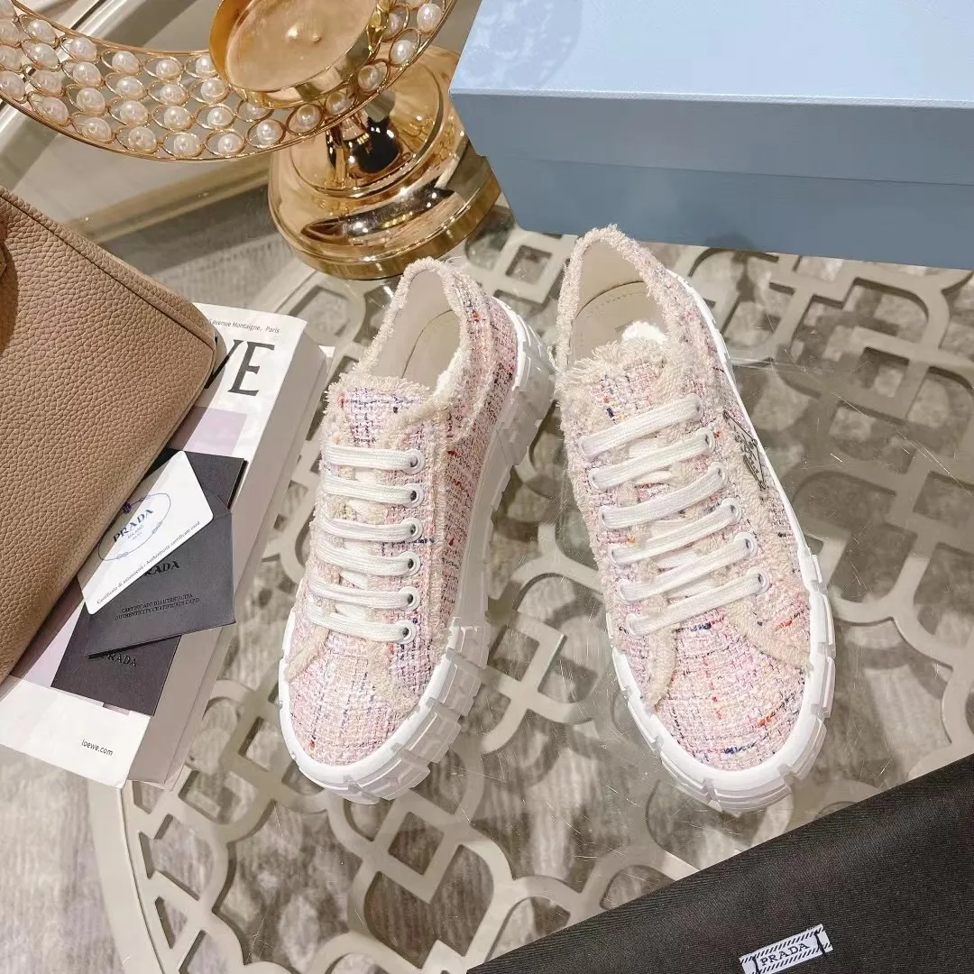 👟👟Ex-factory price 460👟👟 PRADA 2 autumn and winter new model Upper: washed canvas, lining sheepskin The latest thick-soled fashion catwalk shoes Re-released [Strong] Elegant and generous [Rose] Outsole: One-to-one molded sole Original packaging Heel height 5cm, original metal triangle buckle, four colors available Black, White, Light Pink, Light Blue Code Number: 35-41 34.42 can be customized
